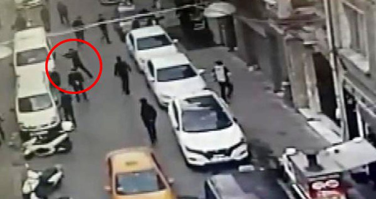Beyoğlu'nda 4 kişinin yaralandığı silahlı saldırı kamerada