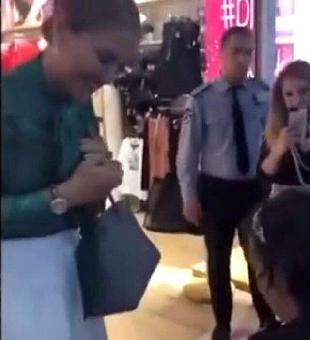 Demet Akalın'dan '27 yaşında mısın?' diyen takipçisine bedava bilet jesti!