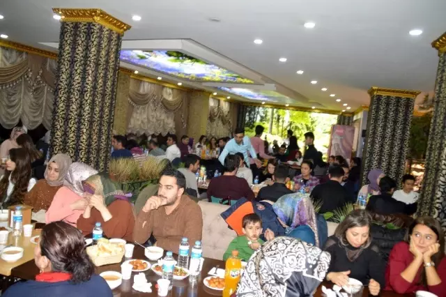Eğitim Bir Sen Eleşkirt'te yüzlerce öğretmenle yemekte bir araya geldi Eğitim Bir Sen Eleşkirt'te yüzlerce öğretmenle yemekte bir araya geldi