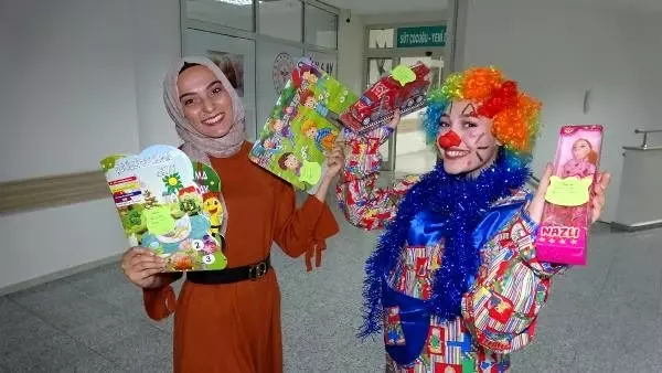 Hasta çocukları hediyelerle ziyaret ettiler Hasta çocukları hediyelerle ziyaret ettiler