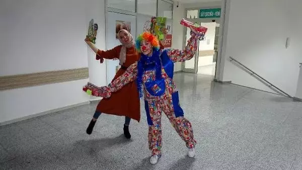Hasta çocukları hediyelerle ziyaret ettiler Hasta çocukları hediyelerle ziyaret ettiler