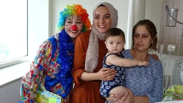 Hasta çocukları hediyelerle ziyaret ettiler Hasta çocukları hediyelerle ziyaret ettiler