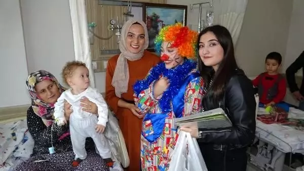 Hasta çocukları hediyelerle ziyaret ettiler Hasta çocukları hediyelerle ziyaret ettiler