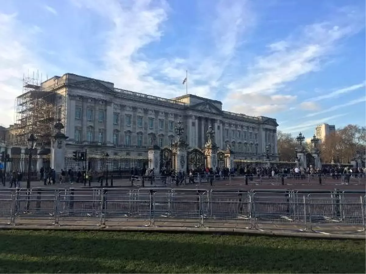 İngiltere'de terör kurbanları için bayraklar yarıya indirildi