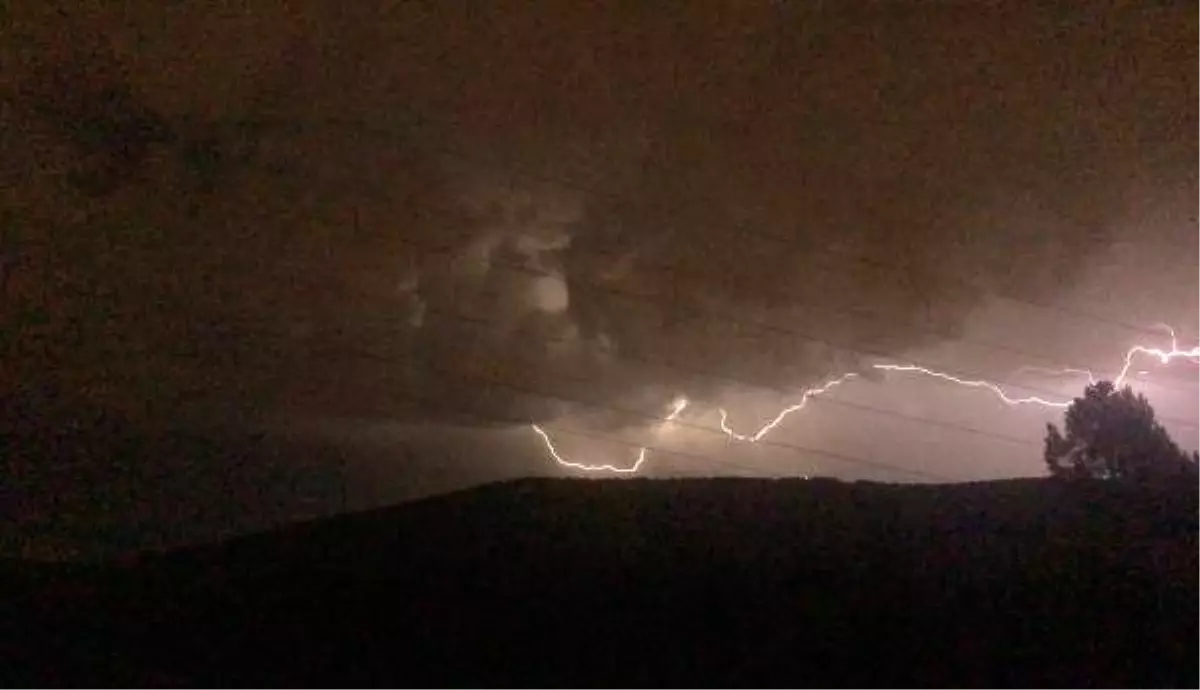 Meteoroloji'nin peş peşe uyarılarının ardından İstanbul'da yağmur etkisini göstermeye başladı