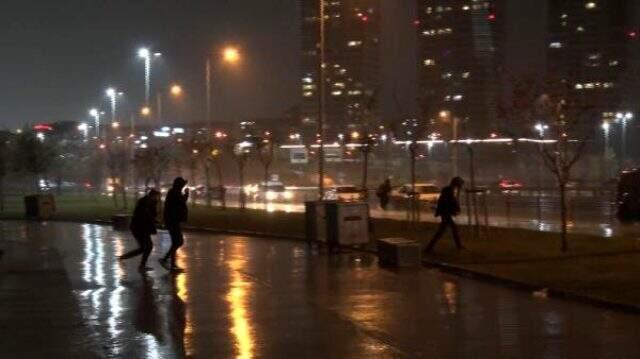İstanbul'da yağmur etkisini göstermeye başladı