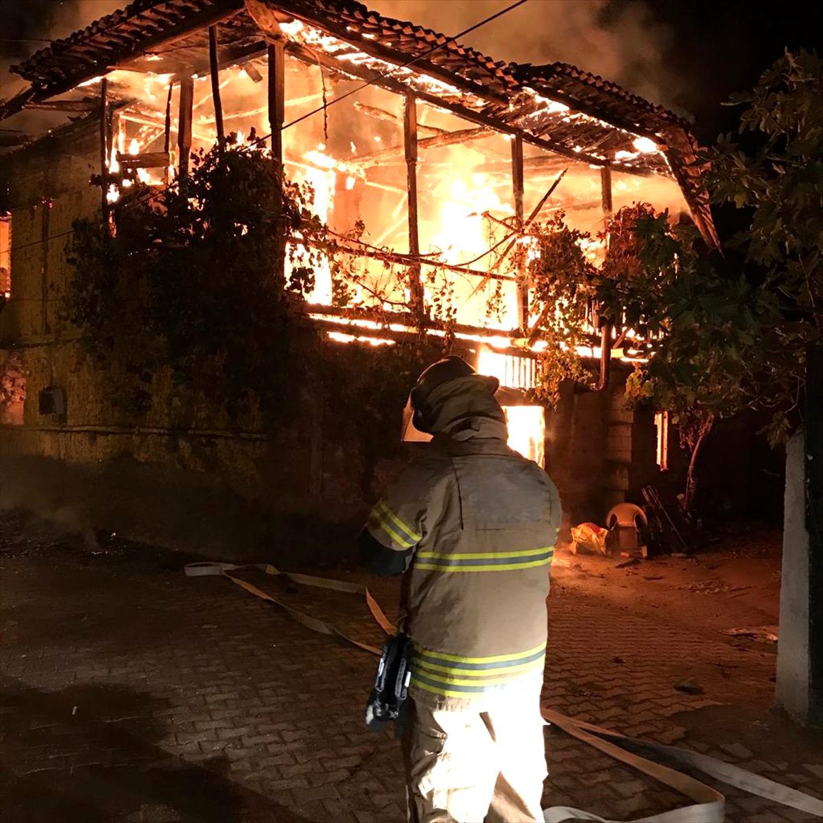 İzmir'de çıkan yangında bir ev kullanılamaz hale geldi