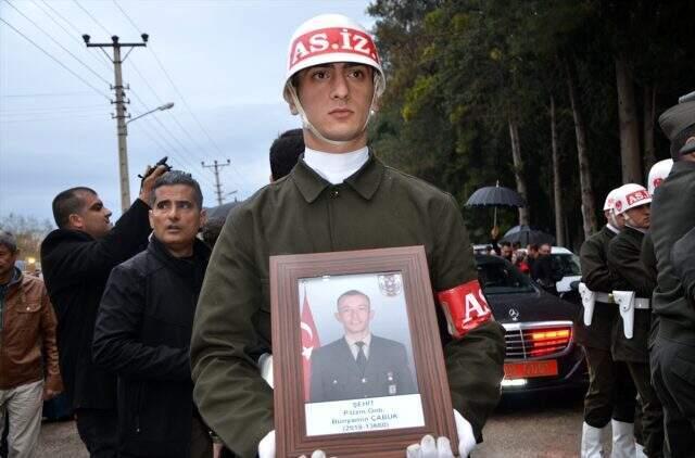 Oğlunun şehadet haberini alan babanın fotoğrafı yürekleri burktu