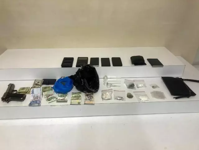 Okul çevresindeki zehir tacirleri kıskavrak yakalandı Okul çevresindeki zehir tacirleri kıskavrak yakalandı