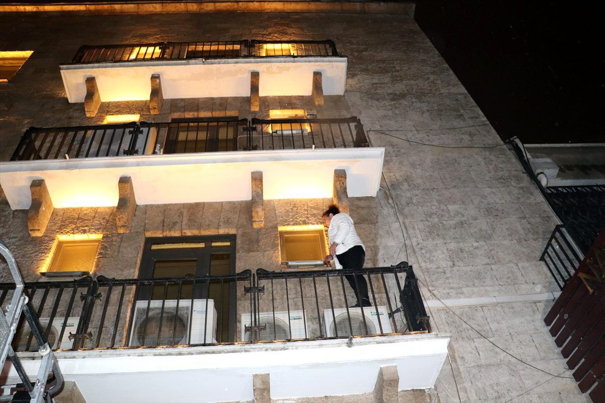 Kaldığı otel odasındaki sesten korkan kadın, kaçtığı bankanın balkonunda mahsur kaldı