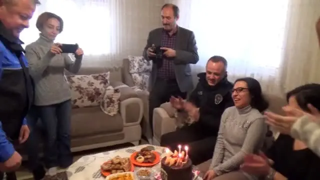 Polis engelli gence doğum günü sürprizi yaptı Polis engelli gence doğum günü sürprizi yaptı
