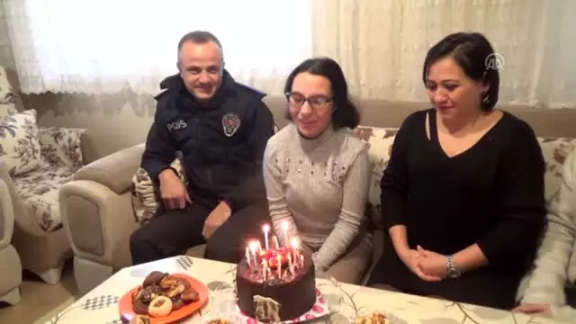 Polis engelli gence doğum günü sürprizi yaptı Polis engelli gence doğum günü sürprizi yaptı
