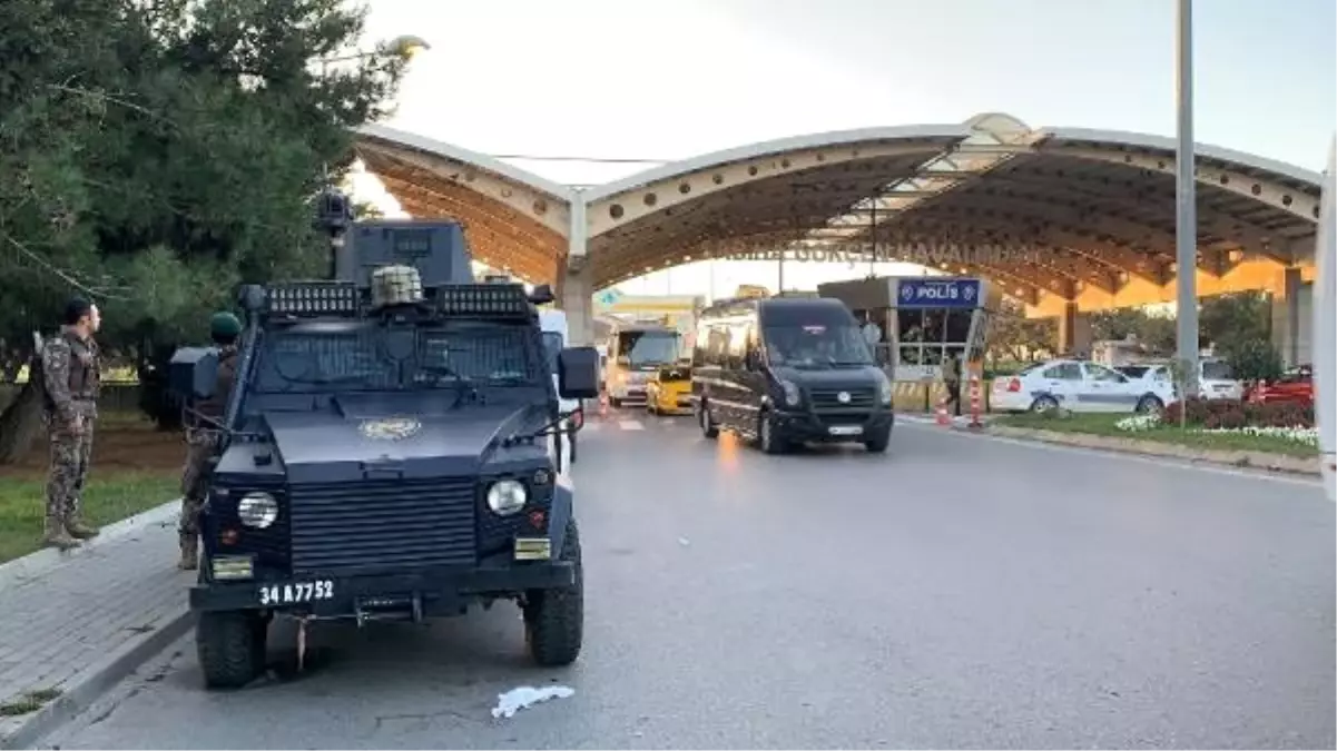 Sabiha Gökçen'de 'dur' ihtarına uymayan sürücü ortalığı birbirine kattı