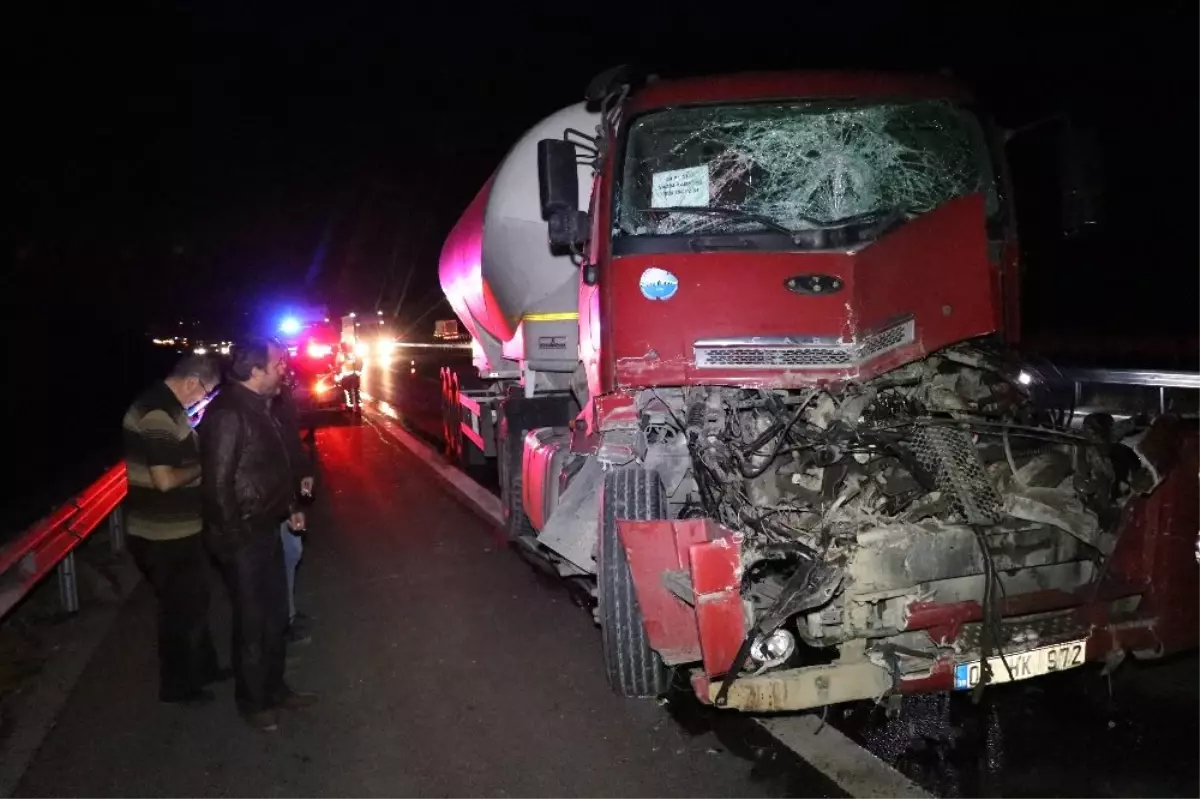 TEM'de tıra çarpan tanker hurdaya döndü: 1 yaralı