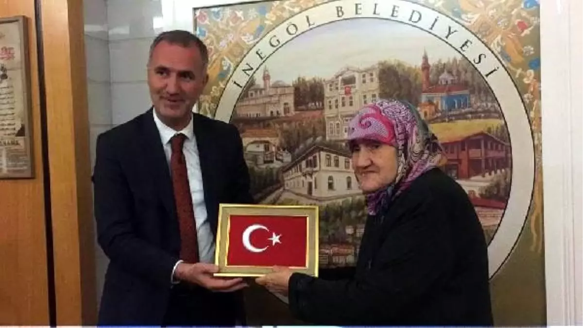 Türk bayrağını öpen Nadire nineyi, belediye başkanı makamında ağırladı