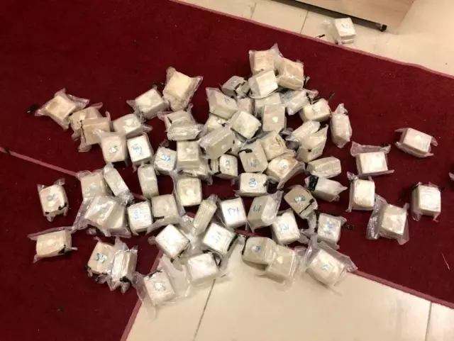 Van'da 202 adet ışıldak bataryasının yuvasında zulalanmış 42 kilo eroin ele geçirildi Van'da 202 adet ışıldak bataryasının yuvasında zulalanmış 42 kilo eroin ele geçirildi