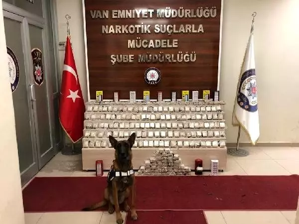 Van'da ışıldaklara gizlenmiş 42 kilo eroin ele geçirildi Van'da ışıldaklara gizlenmiş 42 kilo eroin ele geçirildi