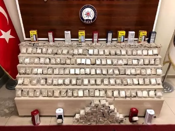 Van'da ışıldaklara gizlenmiş 42 kilo eroin ele geçirildi Van'da ışıldaklara gizlenmiş 42 kilo eroin ele geçirildi