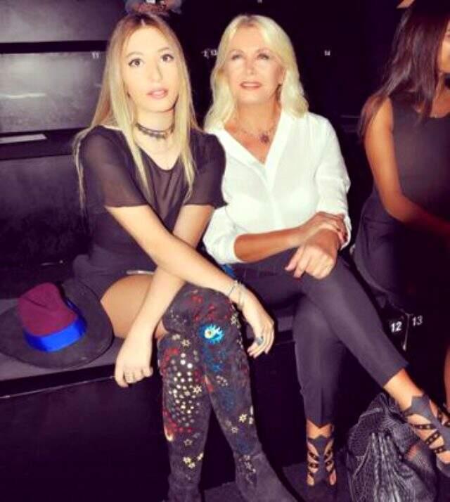 Yasmin Erbil bacak dekolteli pozlarıyla göz kamaştırdı