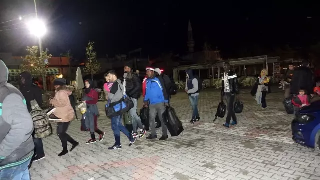 Çanakkale'de 99 düzensiz göçmen yakalandı Çanakkale'de 99 düzensiz göçmen yakalandı
