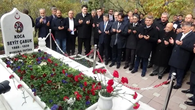 Çanakkale kahramanı Seyit Onbaşı mezarı başında anıldı Çanakkale kahramanı Seyit Onbaşı mezarı başında anıldı