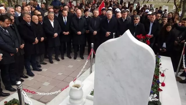 Çanakkale kahramanı Seyit Onbaşı mezarı başında anıldı Çanakkale kahramanı Seyit Onbaşı mezarı başında anıldı