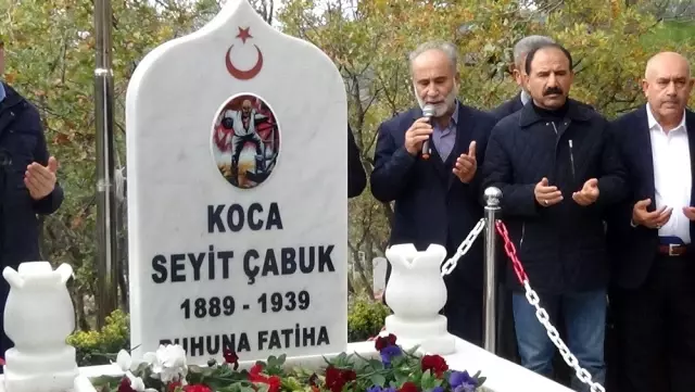 Çanakkale kahramanı Seyit Onbaşı mezarı başında anıldı Çanakkale kahramanı Seyit Onbaşı mezarı başında anıldı