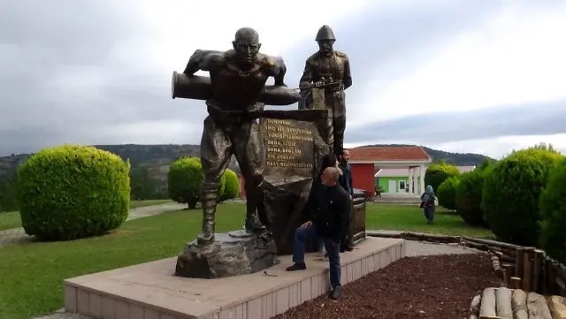 Çanakkale kahramanı Seyit Onbaşı mezarı başında anıldı Çanakkale kahramanı Seyit Onbaşı mezarı başında anıldı