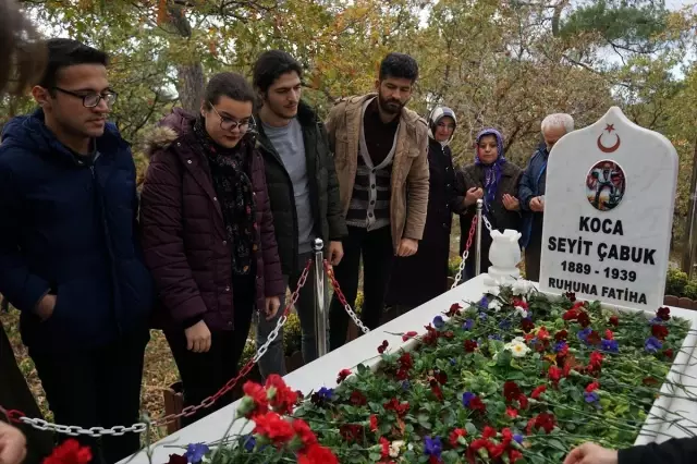 Çanakkale Savaşları kahramanlarından Seyit Onbaşı kabri başında anıldı Çanakkale Savaşları kahramanlarından Seyit Onbaşı kabri başında anıldı