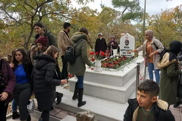 Çanakkale Savaşları kahramanlarından Seyit Onbaşı kabri başında anıldı Çanakkale Savaşları kahramanlarından Seyit Onbaşı kabri başında anıldı