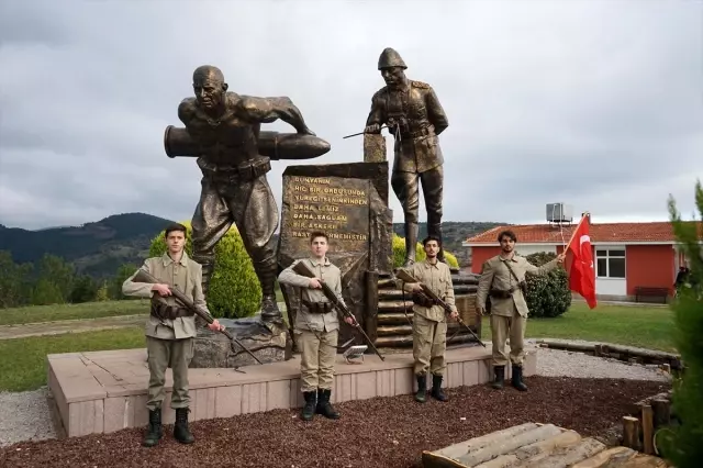 Çanakkale Savaşları kahramanlarından Seyit Onbaşı kabri başında anıldı Çanakkale Savaşları kahramanlarından Seyit Onbaşı kabri başında anıldı