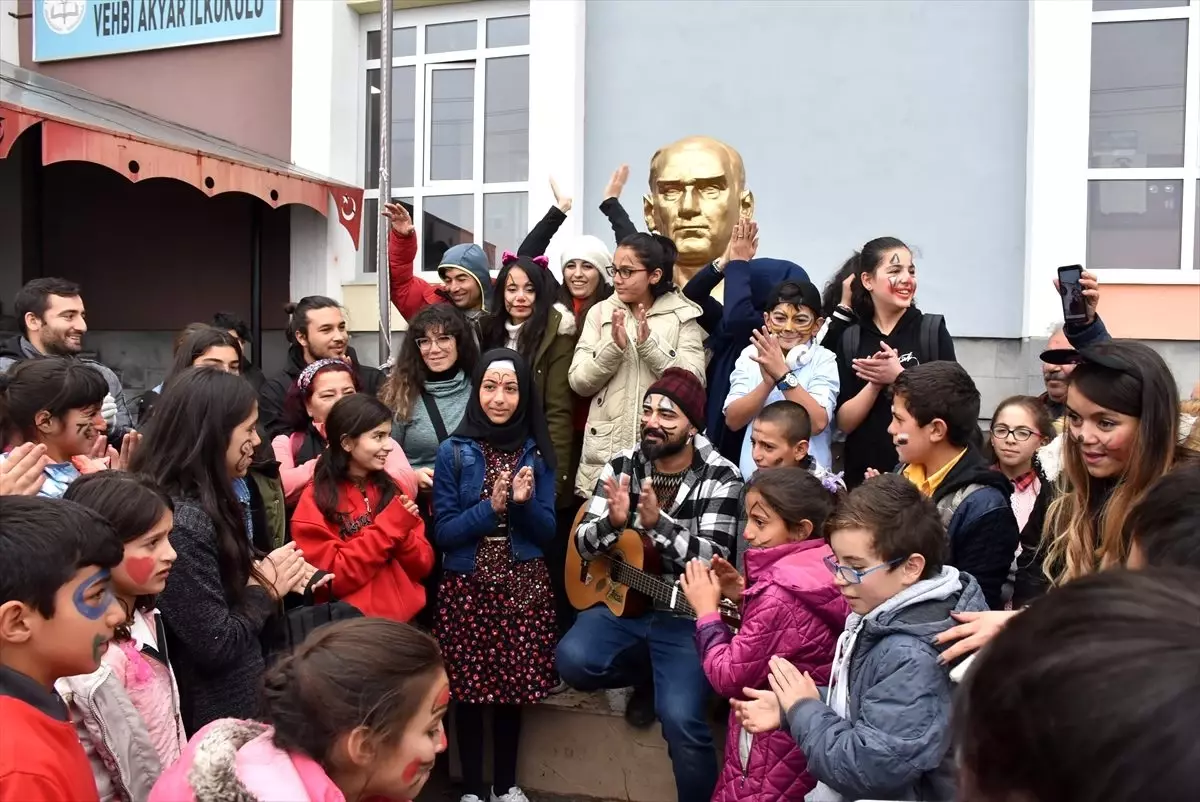 Doğu Ekspresi ile Kars'a gelip çocukların yüzünü güldürdüler