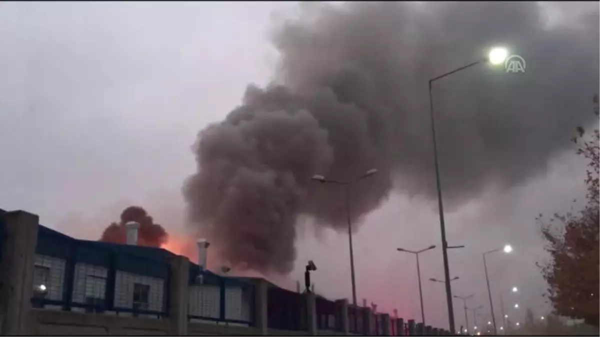 Fabrikada çıkan yangın söndürülmeye çalışılıyor (1) - DÜZCE