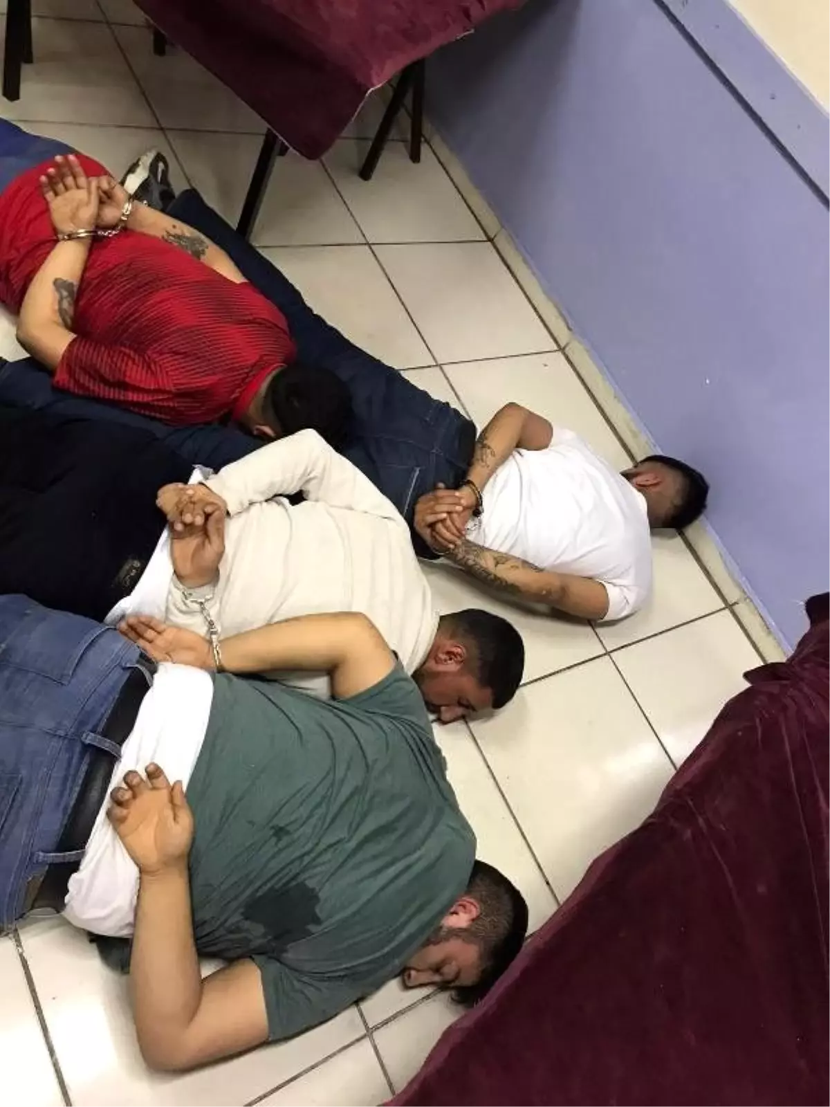 Hırsızlık şüphelileri, kahvede otururken yakalandı