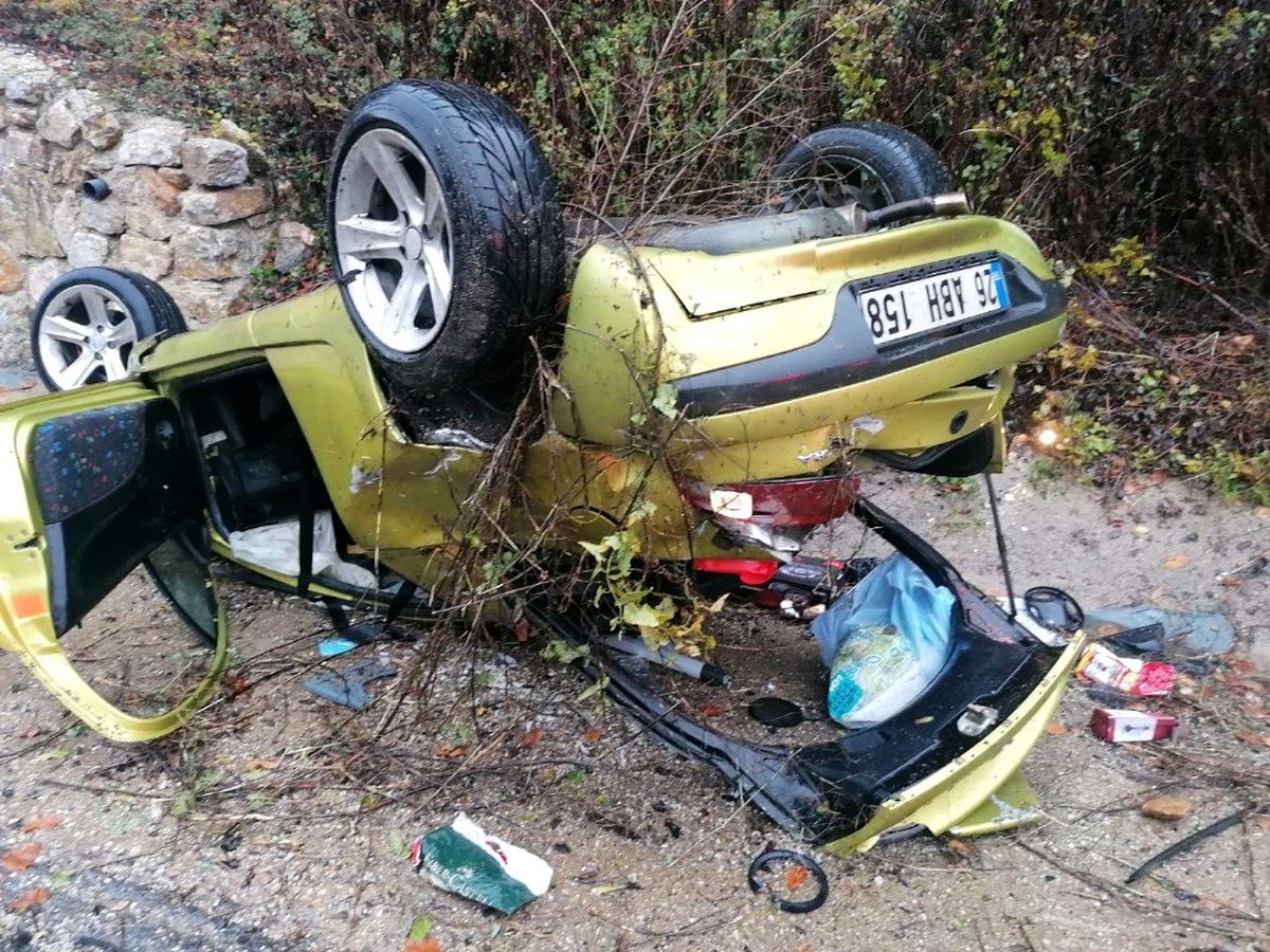 Hurdaya dönen otomobilden hafif sıyrıklarla kurtuldular