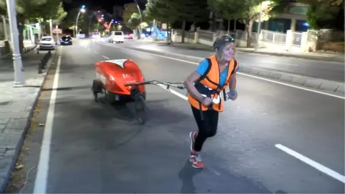 İngiltere'den Nepal'e yürüyen 73'lük gezgin İstanbul'a ulaştı