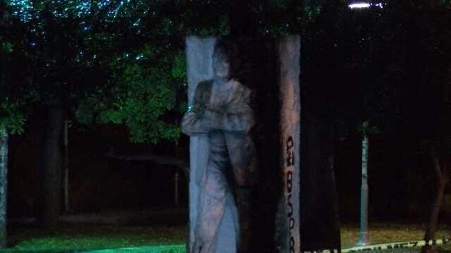 Isınmak için ateş yakan 4 kişi melih cevdet anday'ın heykelini yaktı