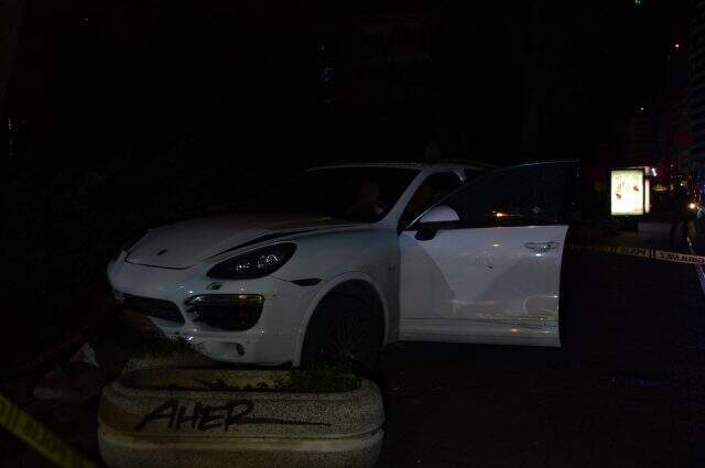 İstanbul'da lüks otomobil ve cip kurşunlandı: 1 ağır yaralı