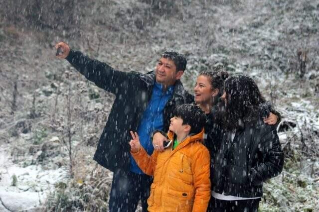 İstanbul'un yanı başındaki Kartepe'ye mevsimin ilk karı yağdı