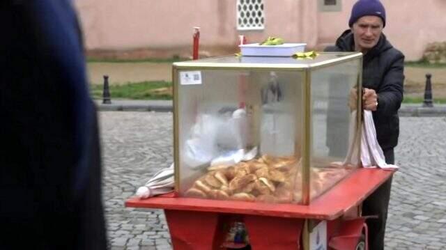 Orhan Pamuk'un 'Merhaba poğaçacı' sözüyle gündeme gelen seyyar satıcı hayatını kaybetti