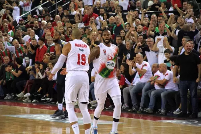 Pınar Karşıyaka, Fenerbahçe Beko'yu 68-57 mağlup etti Pınar Karşıyaka, Fenerbahçe Beko'yu 68-57 mağlup etti