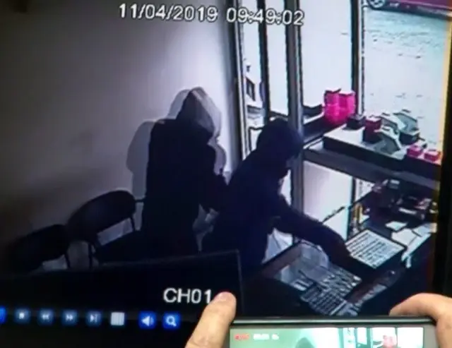 1,2 milyon liralık soygun...Ormana gömmüşlerdi...Altınları geri verdiler tahliye edildiler 1,2 milyon liralık soygun...Ormana gömmüşlerdi...Altınları geri verdiler tahliye edildiler