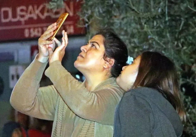12 katlı apartmanın çatısından aşağı sarkan genç kadını film izler gibi izlediler 12 katlı apartmanın çatısından aşağı sarkan genç kadını film izler gibi izlediler