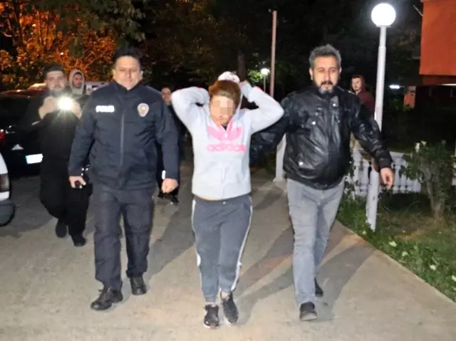 12 katlı apartmanın çatısından aşağı sarkan genç kadını film izler gibi izlediler 12 katlı apartmanın çatısından aşağı sarkan genç kadını film izler gibi izlediler