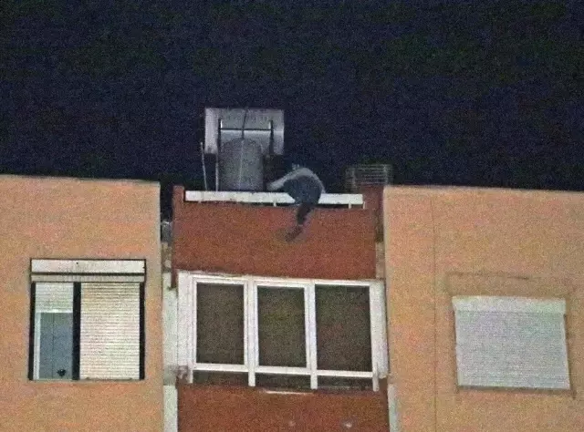 12 katlı apartmanın çatısından aşağı sarkan genç kadını film izler gibi izlediler 12 katlı apartmanın çatısından aşağı sarkan genç kadını film izler gibi izlediler
