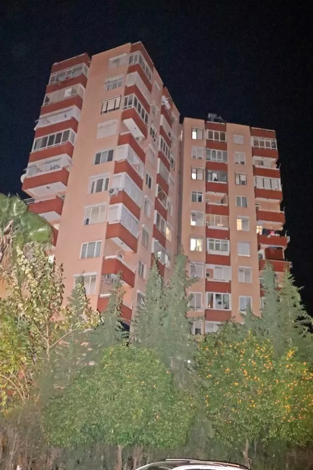 12 katlı apartmanın çatısından aşağı sarkan genç kadını film izler gibi izlediler 12 katlı apartmanın çatısından aşağı sarkan genç kadını film izler gibi izlediler