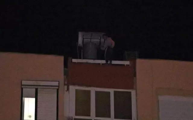 12 katlı apartmanın çatısından aşağı sarkan genç kadını film izler gibi izlediler 12 katlı apartmanın çatısından aşağı sarkan genç kadını film izler gibi izlediler