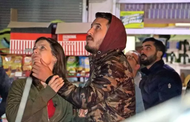 12 katlı apartmanın çatısından aşağı sarkan genç kadını film izler gibi izlediler 12 katlı apartmanın çatısından aşağı sarkan genç kadını film izler gibi izlediler