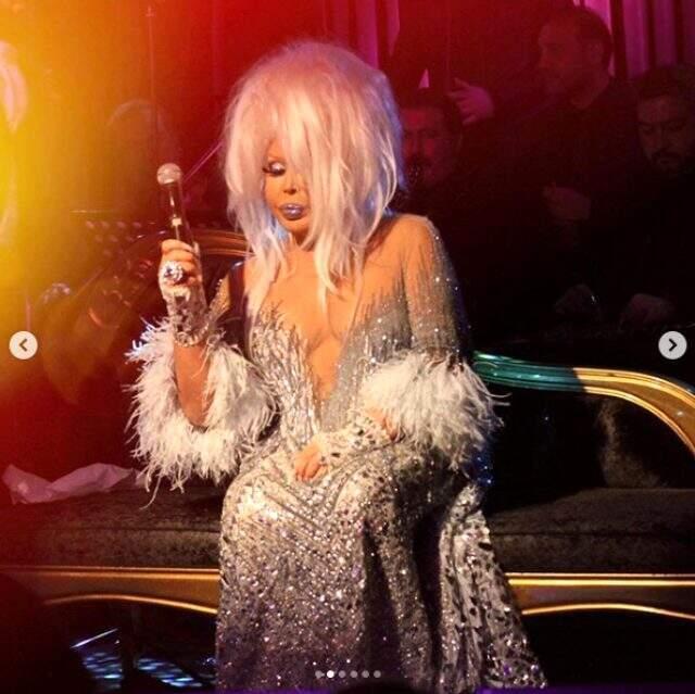 67 yaşındaki Diva sahnede göbek atarak kendinden geçti
