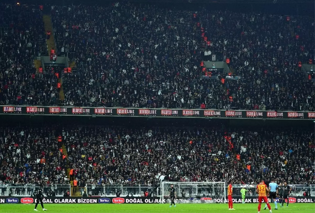 Beşiktaş'ta soğuğa rağmen tribünler doldu